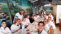 بالصور: مدرسة الهدى الابتدائية بالرملة تحتفل بتخريج طلاب الصف الثامن 